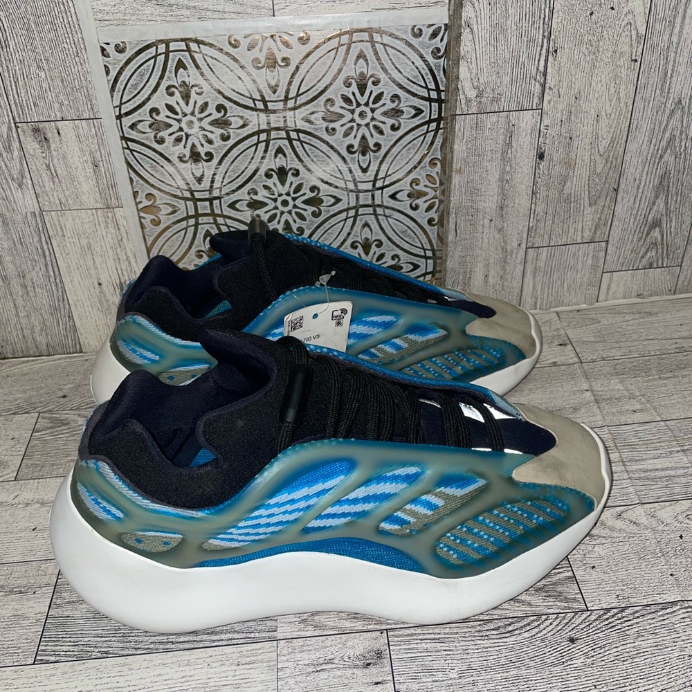 Adidas Yeezy 700 V3 shoes